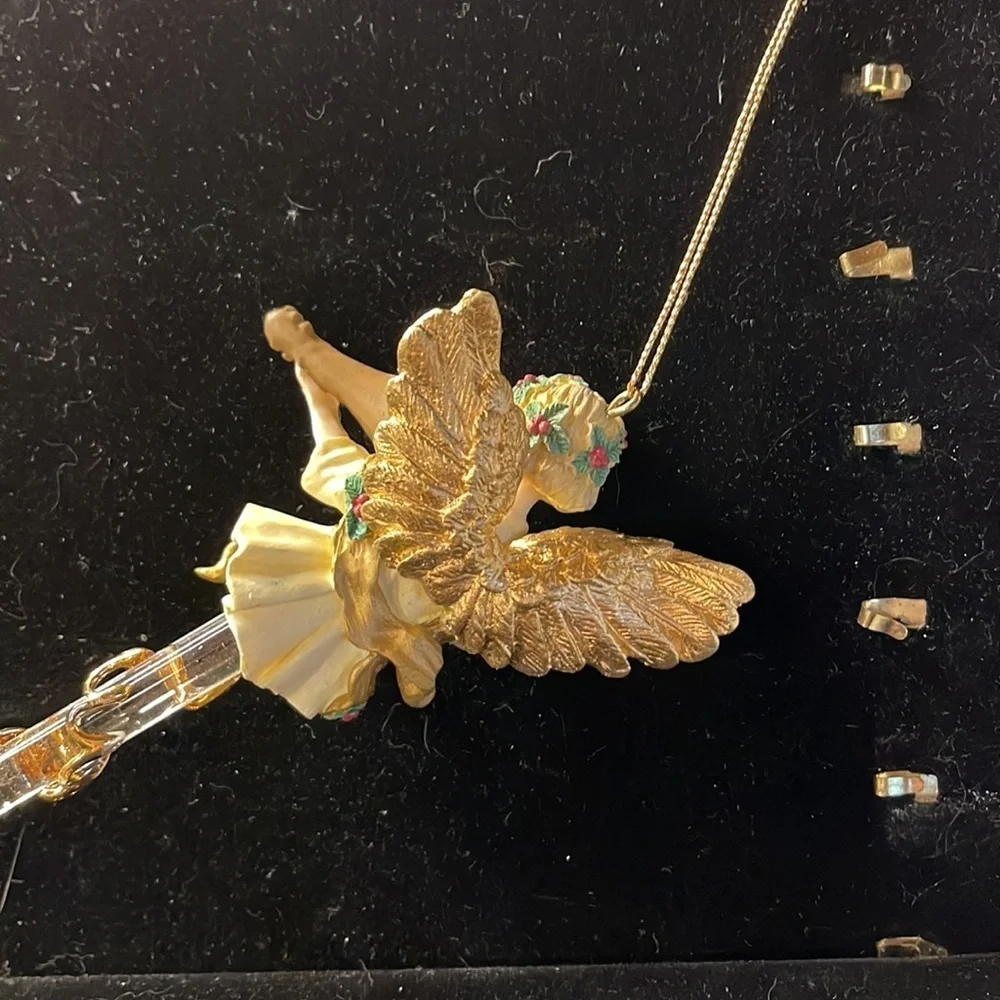 Avon (1997) Vintage Collectible ”Sparkling Icicle Ornament Angel” (crystal)